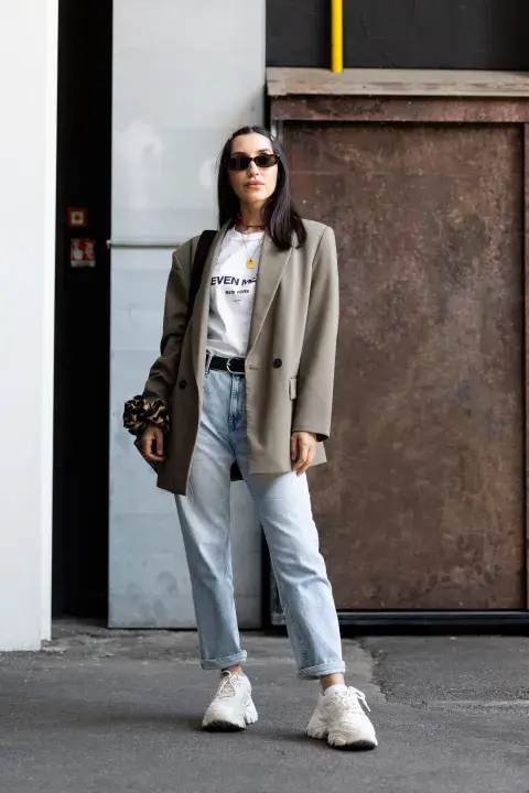 Look de streetstyle en Milan con blazer y jean Look de streetstyle en Milan con blazer y jean