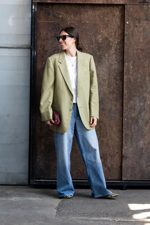 Look de streetstyle en Milan con blazer masculino Look de streetstyle en Milan con blazer masculino