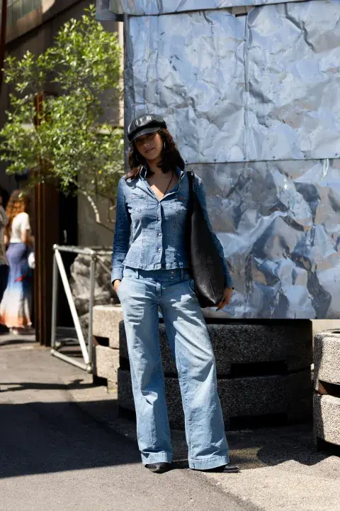 Look de streetstyle en Milan total denim Look de streetstyle en Milan total denim