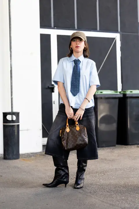 Look de streetstyle en Milan con bermudas y camisa Look de streetstyle en Milan con bermudas y camisa
