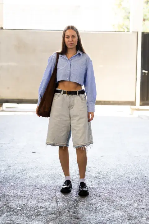 Un look de streetstyle en Milan con bermudas y camisa crop Un look de streetstyle en Milan con bermudas y camisa crop