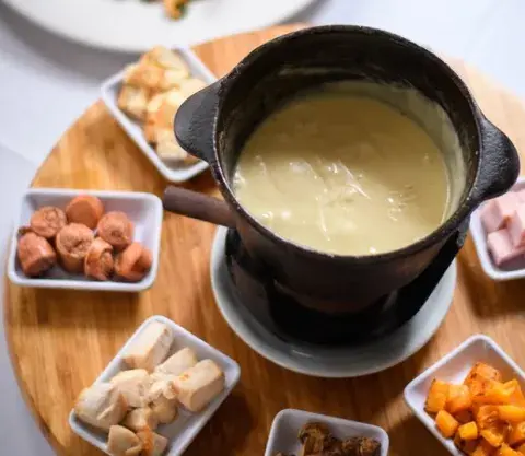 Una fondue al gruyere es un gran plan para compartir Una fondue al gruyere es un gran plan para compartir