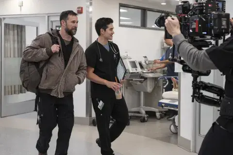 Noah Wyle y Ken Kirby en el set de la temporada 2 de The Pitt. Noah Wyle y Ken Kirby en el set de la temporada 2 de The Pitt.