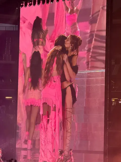 Tini Stoessel se la jugó con un look full transparencias y mini top en una noche en Madrid