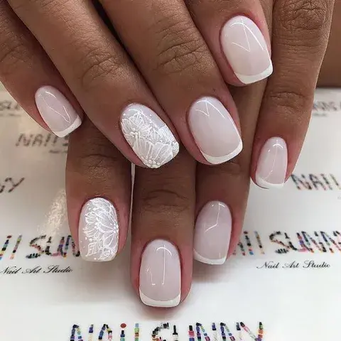 Sumale un detalle a tus uñas clásicas Sumale un detalle a tus uñas clásicas