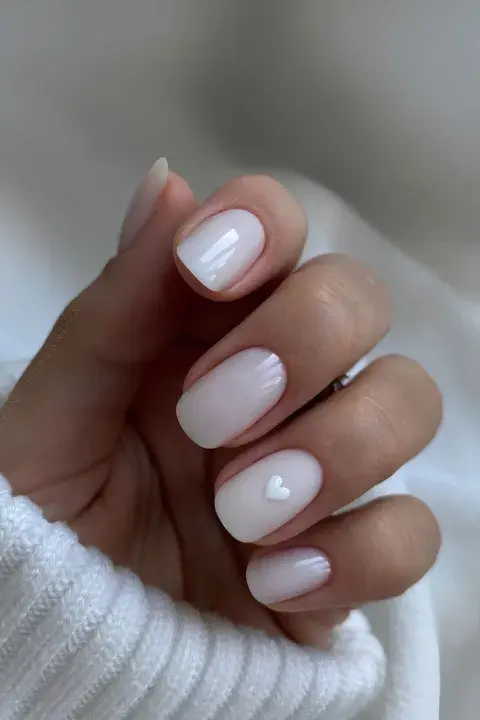 Sumale un detalle a tus uñas clásicas Sumale un detalle a tus uñas clásicas