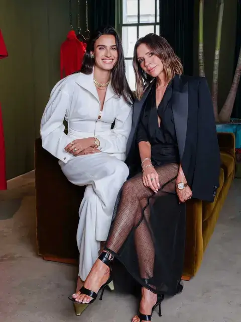 Victoria Beckham eligió una falda con transparencias y sandalias en color negro Victoria Beckham eligió una falda con transparencias y sandalias en color negro