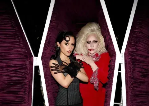 Lady Gag junto a Jenna Ortega en la presentación de la nueva temporada de Merlina
