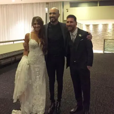 Abel Pintos estuvo en el casamiento del 10 de la Selección Abel Pintos estuvo en el casamiento del 10 de la Selección