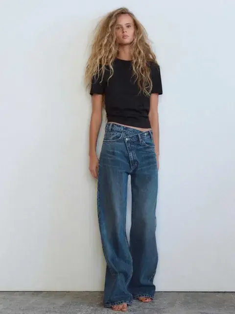 Adiós a los jeans tradicionales. Los jeans con botones cruzados son el hit del 2025 Adiós a los jeans tradicionales. Los jeans con botones cruzados son el hit del 2025