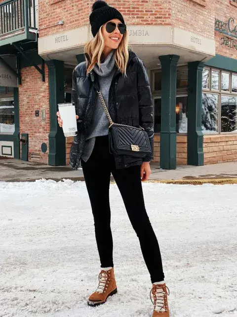 Gorro de lana, polera gris y campera puffer cortita, otro look para el frío Gorro de lana, polera gris y campera puffer cortita, otro look para el frío