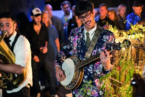 Música en vivo en la noche de cúpulas. Música en vivo en la noche de cúpulas.