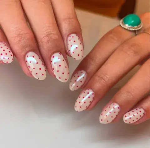 Polka dots nails: así es el diseño de uñas de Hailey Bieber que serán virales Polka dots nails: así es el diseño de uñas de Hailey Bieber que serán virales
