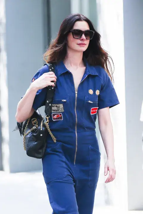 Todos los alucinantes looks de Anne Hathaway como Andy Sachs en El diablo viste a la moda 2 Todos los alucinantes looks de Anne Hathaway como Andy Sachs en El diablo viste a la moda 2