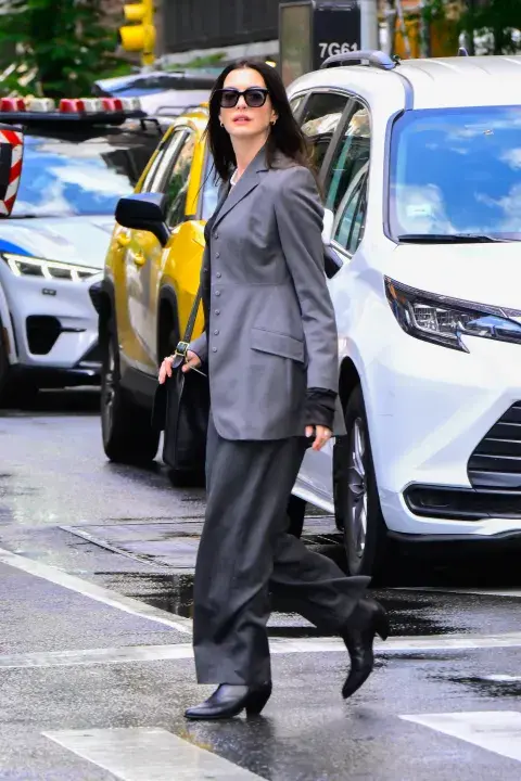 Anne Hathaway con un look sastrero gris monocromático de Jean Paul Gaultier. Anne Hathaway con un look sastrero gris monocromático de Jean Paul Gaultier.