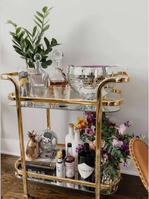 El carrito bar en vidrio con dorado es un objeto deco del 2025