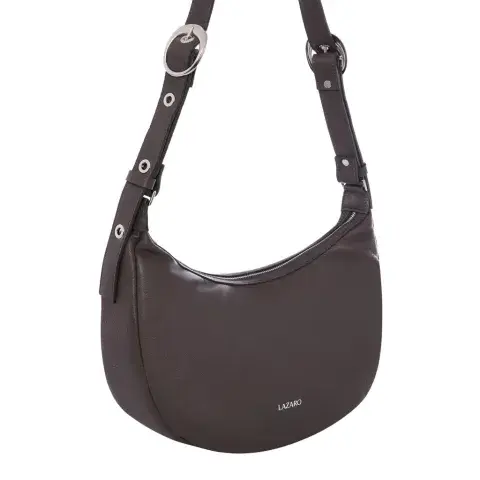 Un bolso pequeño pero con la capacidad de llevar todos los esenciales para todos los días. (LÁZARO $142.425)