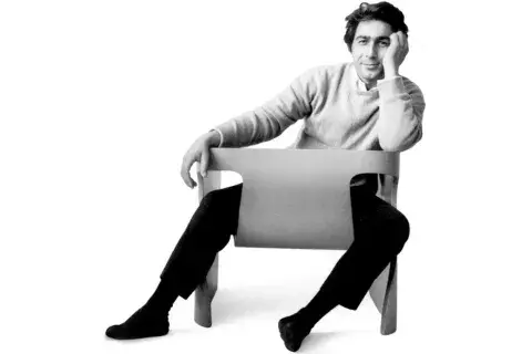 Alberto Churba, en los años 70, con su sillón Cinta. Alberto Churba, en los años 70, con su sillón Cinta.