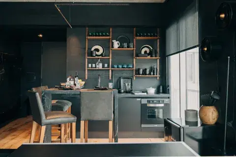 Banquetas cuero gastado y lapacho 'Jirafa' (11.11 Home & Deco). Barra y mesada Dekton 'Somnia' (Canteras). Alzada de madera (Patagonia Flooring). Cortinas (Hunter Douglas). Banquetas cuero gastado y lapacho 'Jirafa' (11.11 Home & Deco). Barra y mesada Dekton 'Somnia' (Canteras). Alzada de madera (Patagonia Flooring). Cortinas (Hunter Douglas).