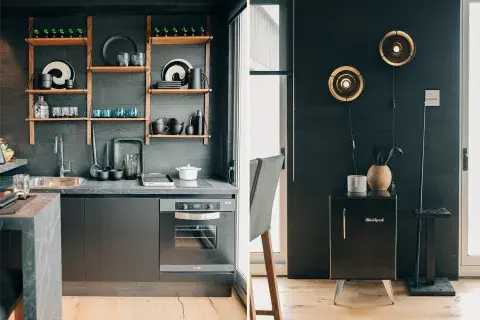 En la estantería (Casa Superí), vasos de vidrio soplado, piezas de barro y platos de Murano italianos de los años '70 (Damax). Luces (11.11 Home & Deco). Mesa de madera quemada (El taller). En la estantería (Casa Superí), vasos de vidrio soplado, piezas de barro y platos de Murano italianos de los años '70 (Damax). Luces (11.11 Home & Deco). Mesa de madera quemada (El taller).