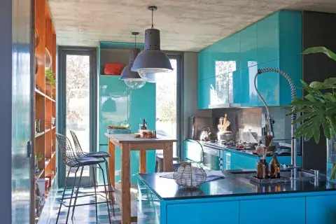 Muebles de cocina laqueados en color turquesa (De Otro Tiempo). Mesada y alzada de Silestone (Casa Bonacina). Bacha (Johnson Acero). Grifería (Franke). Piso de calcáreos (Moltrasio). Vajilla y macetas de cerámica hechas a mano (Ozono Cerámica). Muebles de cocina laqueados en color turquesa (De Otro Tiempo). Mesada y alzada de Silestone (Casa Bonacina). Bacha (Johnson Acero). Grifería (Franke). Piso de calcáreos (Moltrasio). Vajilla y macetas de cerámica hechas a mano (Ozono Cerámica).