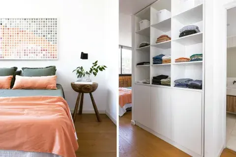  Piso ‘Roble Select’ (The Flooring Co). Revestimiento (Zonda) bajo la abertura (Orion Aluminio). Apliques de pared (Huup). Mesas de luz (Vienede). Placard abierto, organizado por SOS en Orden.