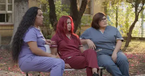Maia Antesana, Yenifer Franco Pereira y Luciana Méndez, en el Hogar, en un momento del documental. Maia Antesana, Yenifer Franco Pereira y Luciana Méndez, en el Hogar, en un momento del documental.