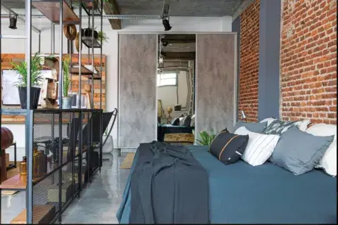 Ropa de cama, almohadas, almohadones y manta (Lote Propio), hechos a medida, a tono con la pintura de las columnas (Sinteplast).
