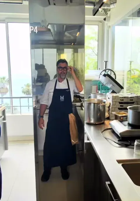 El cambio de vida de Donato De Santis: trabajando en un restaurante donde nadie lo conoce.