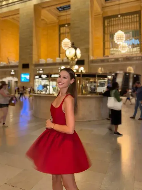 Pampita apostó a un vestido en color rojo Pampita apostó a un vestido en color rojo