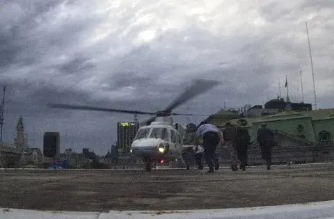 Histórica imagen de Fernando de la Rúa partiendo en helicóptero desde el techo de la Casa Rosada tras renunciar a la presidencia en diciembre de 2001.