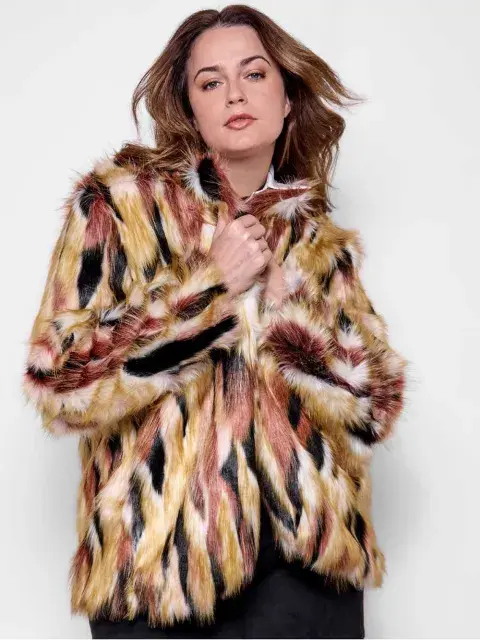 Tapado de piel en colores (Mamy Blue, desde $160.000) Tapado de piel en colores (Mamy Blue, desde $160.000)