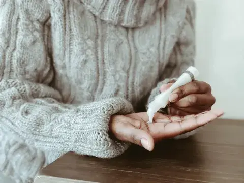“En invierno, el frío, el viento, el calor de la calefacción o el agua caliente van dañando poco a poco la barrera natural de la piel. En esta época nos encontramos con que la piel de las zonas más expuestas, como rostro y manos, está más sensible, deshidratada y roja de lo habitual”, explican desde La Roche-Posay y CeraVe. “En invierno, el frío, el viento, el calor de la calefacción o el agua caliente van dañando poco a poco la barrera natural de la piel. En esta época nos encontramos con que la piel de las zonas más expuestas, como rostro y manos, está más sensible, deshidratada y roja de lo habitual”, explican desde La Roche-Posay y CeraVe.