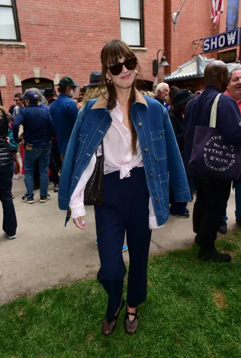 Dakota Johnso apostó por una sandalias rejilla en color negro 