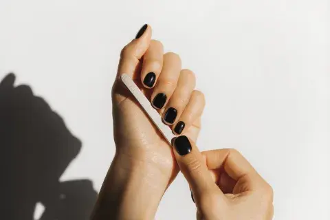 Vuelven las uñas cortas: así se llevan la manicuría minimalista Vuelven las uñas cortas: así se llevan la manicuría minimalista
