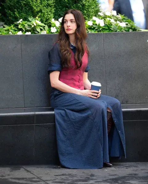 Un look con la falda XL y un chaleco con un color súper vibrante Un look con la falda XL y un chaleco con un color súper vibrante