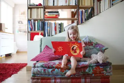 Con la llegada de las vacaciones de invierno, surge el gran desafío de desenganchar a los chicos de las pantallas y reconectarlos con la magia de los libros. Con la llegada de las vacaciones de invierno, surge el gran desafío de desenganchar a los chicos de las pantallas y reconectarlos con la magia de los libros.