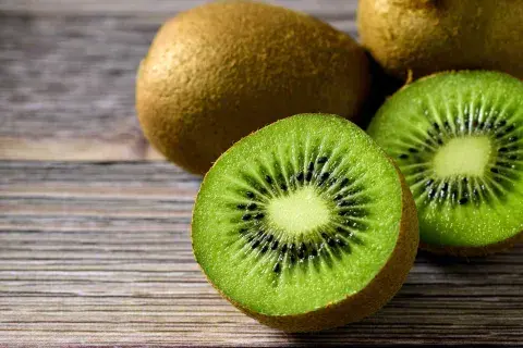 El kiwi es una fruta con numerosos beneficios para la salud, destacando su alto contenido de vitamina C, fibra y antioxidantes