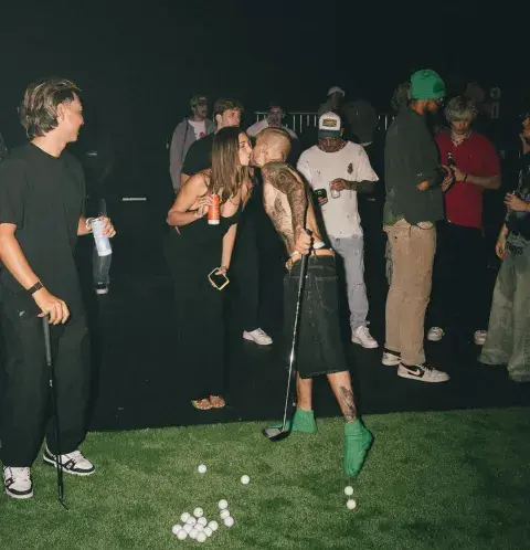 Hailey Bieber impone tendencia rescatando un icónico modelo de sandalias de los 2000.