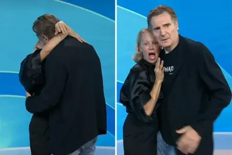 El beso entre Pamela Anderson y Liam Neeson. El beso entre Pamela Anderson y Liam Neeson.