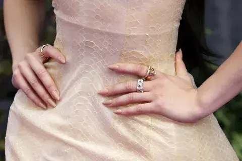 Detalles del vestido de Ashi Studio que lució Jenna Ortega en la premiere de la temporada de Merlina. Detalles del vestido de Ashi Studio que lució Jenna Ortega en la premiere de la temporada de Merlina.