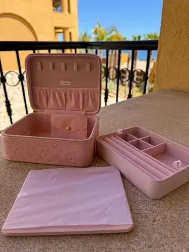 Con la compra de un producto, podés llevarte el alhajero viral de Pandora por $25.000. Con la compra de un producto, podés llevarte el alhajero viral de Pandora por $25.000.