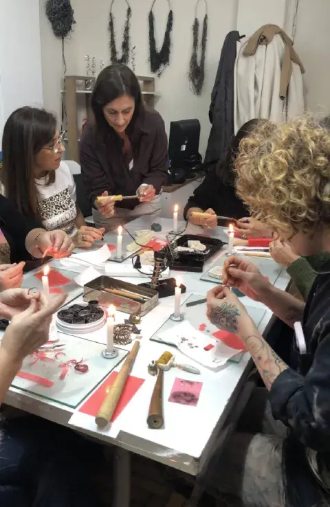 Ruth Schaffer tiene 20 años de trayectoria en joyería y enseña a modelar piezas utilizando la técnica de cera perdida. Ruth Schaffer tiene 20 años de trayectoria en joyería y enseña a modelar piezas utilizando la técnica de cera perdida.