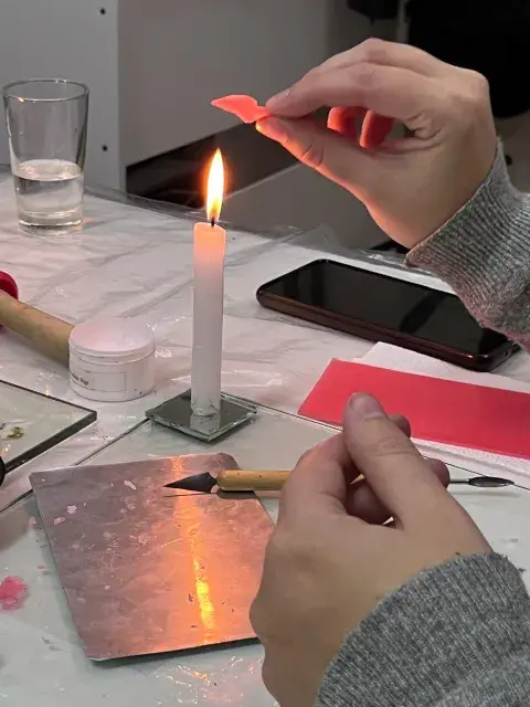 Las participantes del taller hacen el molde en cera que luego va a fundición y reciben su joya terminada. Las participantes del taller hacen el molde en cera que luego va a fundición y reciben su joya terminada.