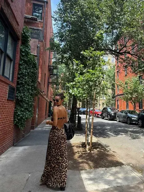 Pampita ARdohain con un vestido largo animal print Pampita ARdohain con un vestido largo animal print