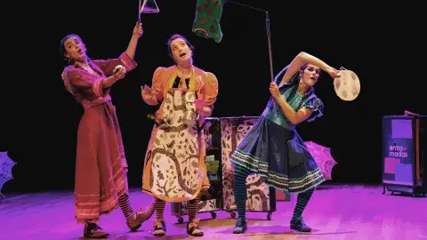Tres actrices en un escenario Tres actrices en un escenario