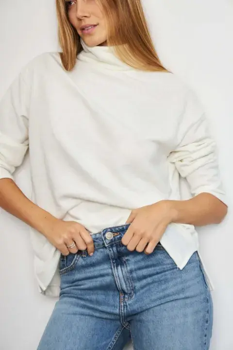 Un polerón oversize perfecto para cuando te abrigás en capas ( JUVIA $13.999)