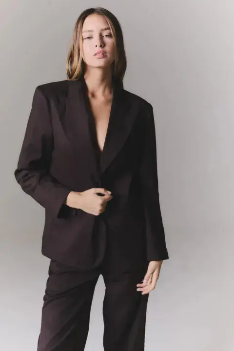 El blazer negro es un básico que te va a salvar en cualquier ocasión (KREMIA $30.000)