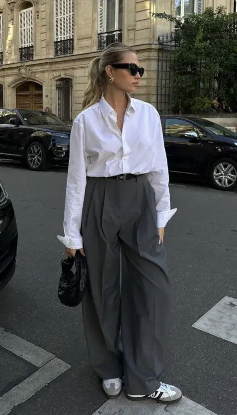 Los colores neutros y un cinturón a tono, logran un look súper formal. Podés elegir una opción más relajada sumando zapatillas. Los colores neutros y un cinturón a tono, logran un look súper formal. Podés elegir una opción más relajada sumando zapatillas.