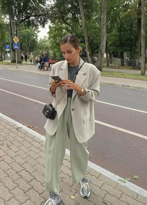 Si te gustan los colores, probá con un look sastrero en tu tono favorito. Podés combinarlo con una remera estapada. Si te gustan los colores, probá con un look sastrero en tu tono favorito. Podés combinarlo con una remera estapada.